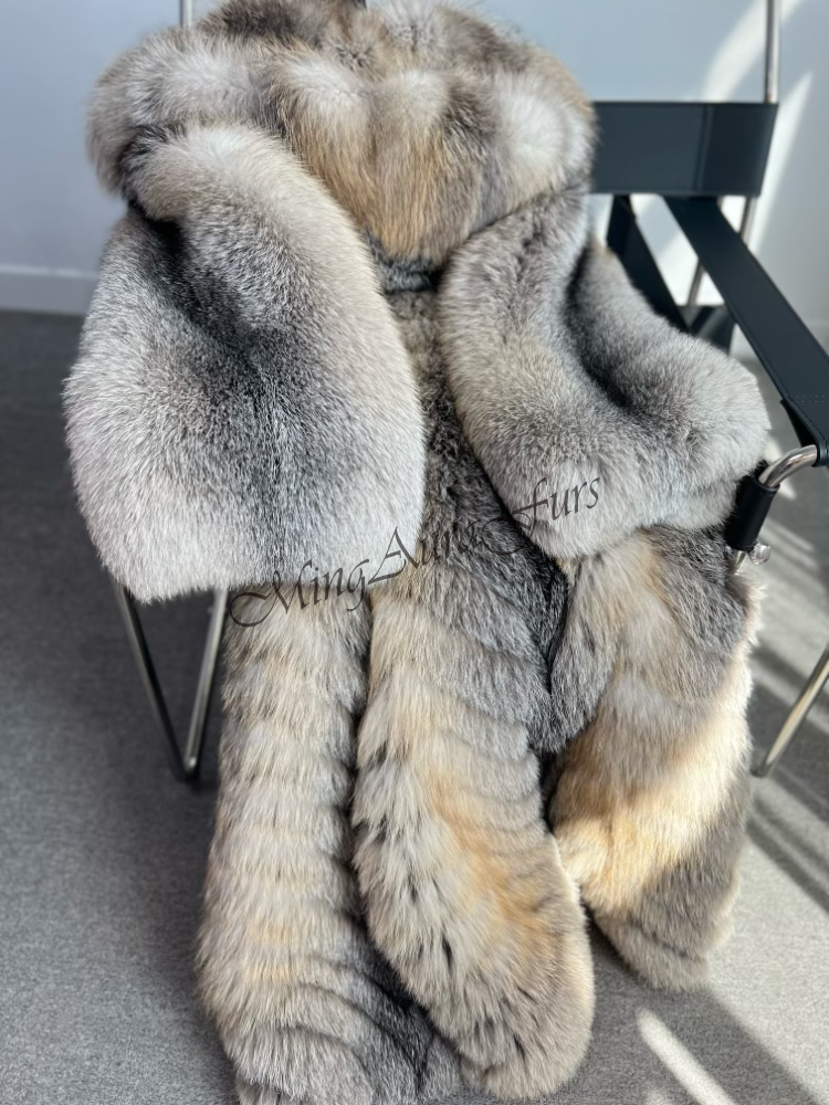 Le manteau en fourrure de renard Amber Frost avec capuche