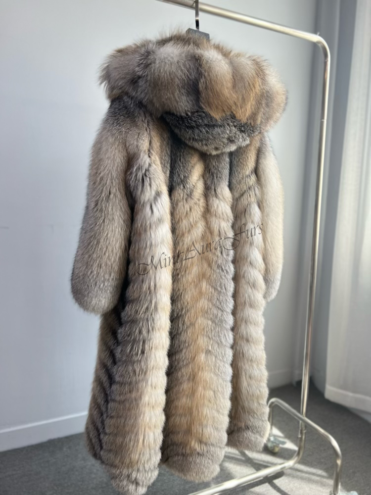 Le manteau en fourrure de renard Amber Frost avec capuche